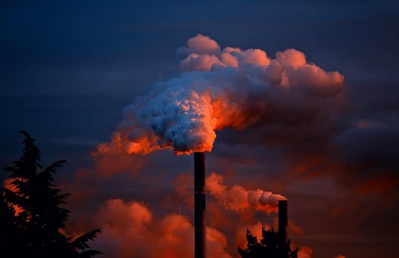 Établir un lien entre les méthodologies de l’empreinte carbone et la protection de l’environnement à travers le développement durable des produits, en tenant compte du rôle modérateur de la conformité réglementaire.