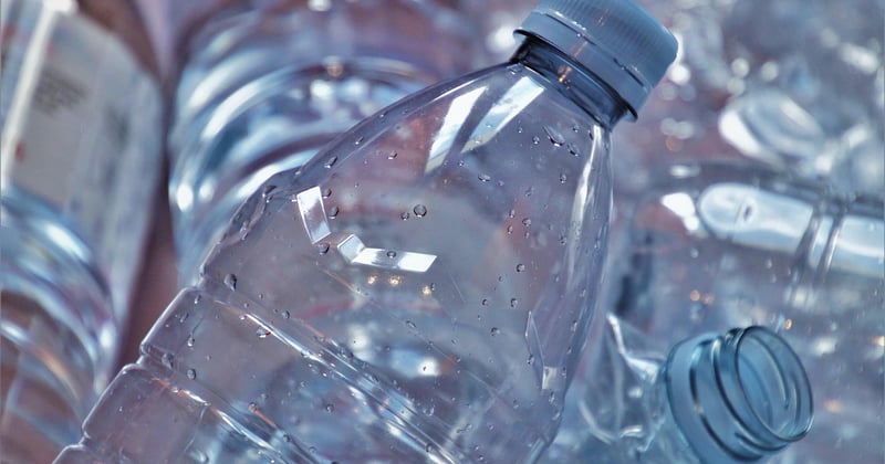 Comment réduire les déchets plastiques en entreprise : le guide