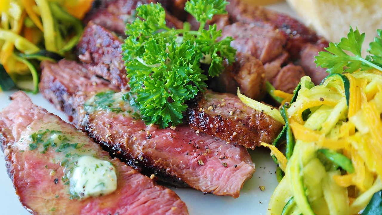 Réduire notre consommation de viande de moitié pour diminuer notre empreinte carbone
