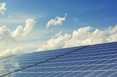 Comment les data centers adoptent massivement les énergies renouvelables pour réduire leur empreinte carbone