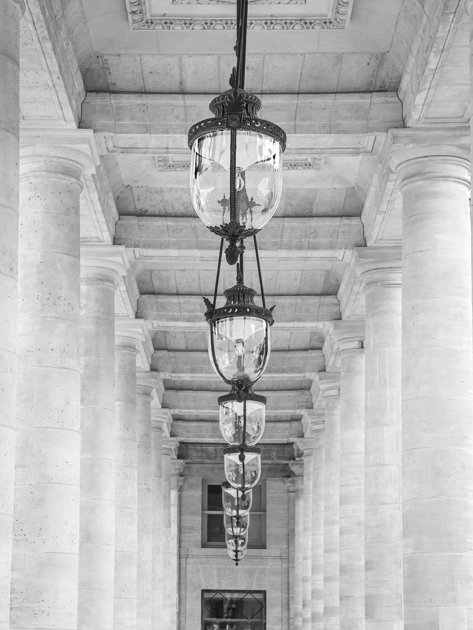 d&eacute;couvrez l'histoire, les membres et les &eacute;v&eacute;nements cl&eacute;s de la famille royale britannique, symbole de tradition et d'&eacute;l&eacute;gance.